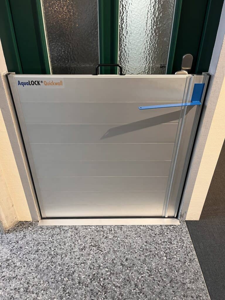 AquaLOCK Quickwall mit Hebel zum einsetzen.