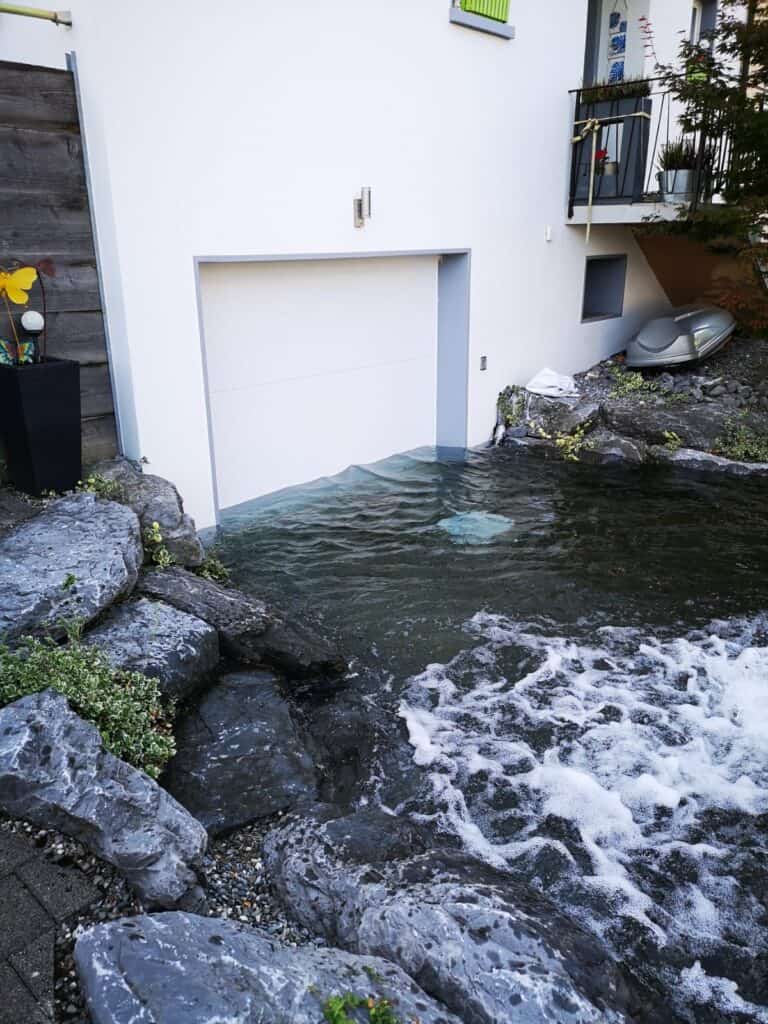Garagentor der Marke AquaLOCK während einer Testflutung.