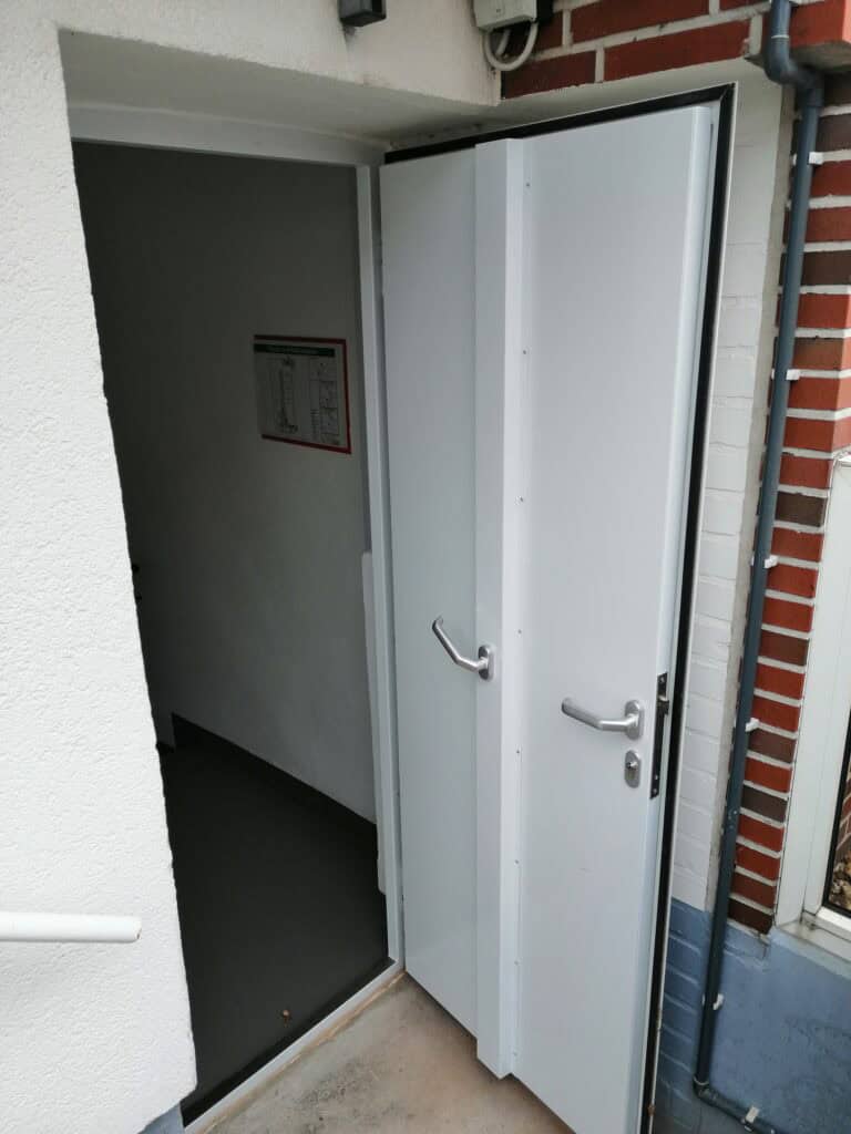 Zwischen der Laibung montierte AquaLOCK Hochwasserschutz Tür.