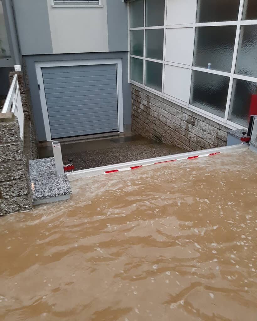 Prefa Dammbalkensystem während einer Testflutung.