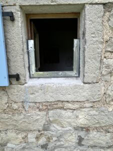 Hochwasserschutz für ein Kellerfenster, von außen in der Laibung montiert.