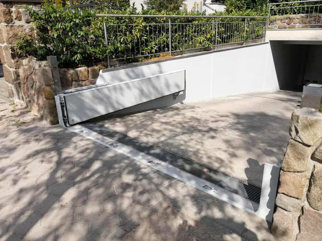 AquaLOCK Portal zum Schutz der Einfahrt.