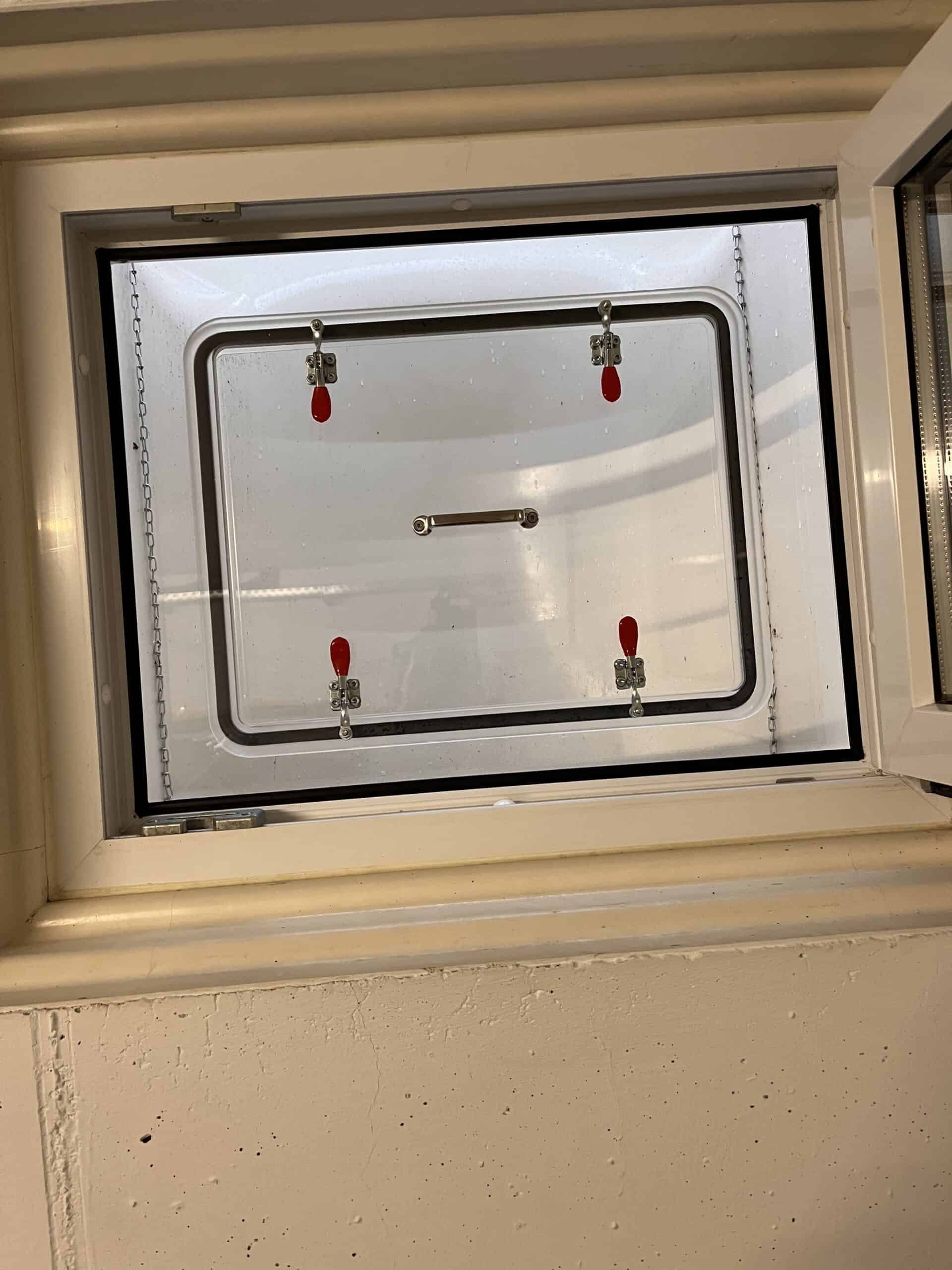 Acrylschott — eingebaut am Kellerfenster