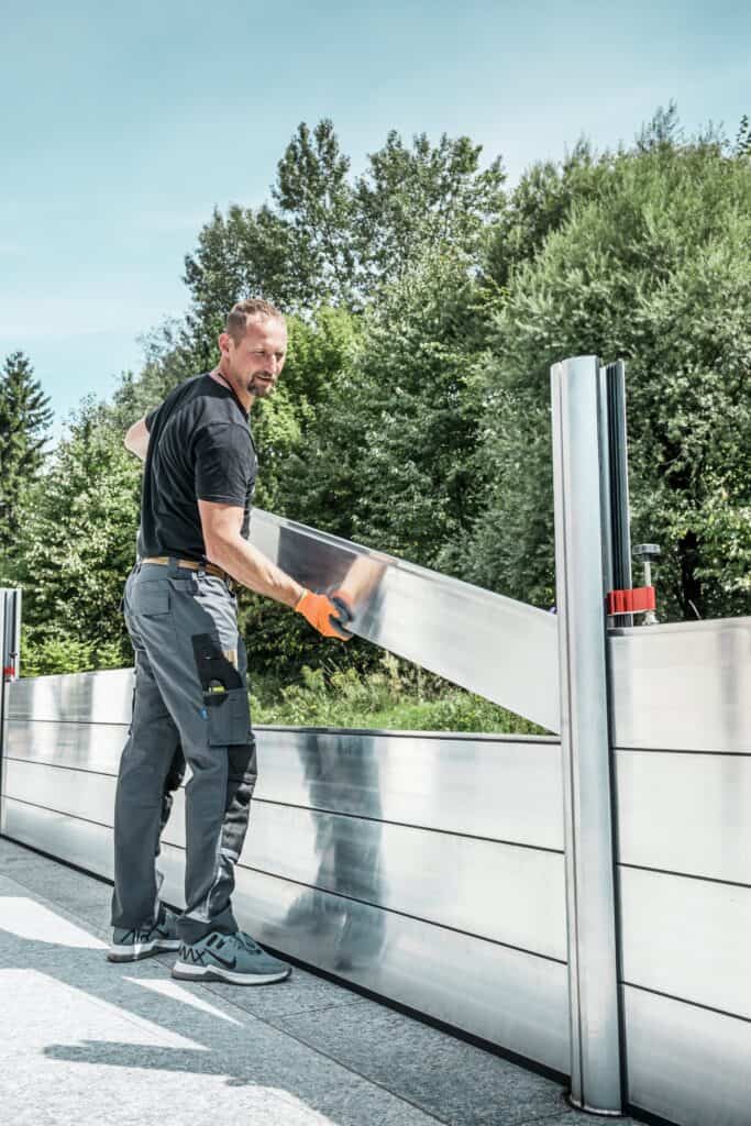 Beispiel einer Person welche Dammbalken einsetzt.