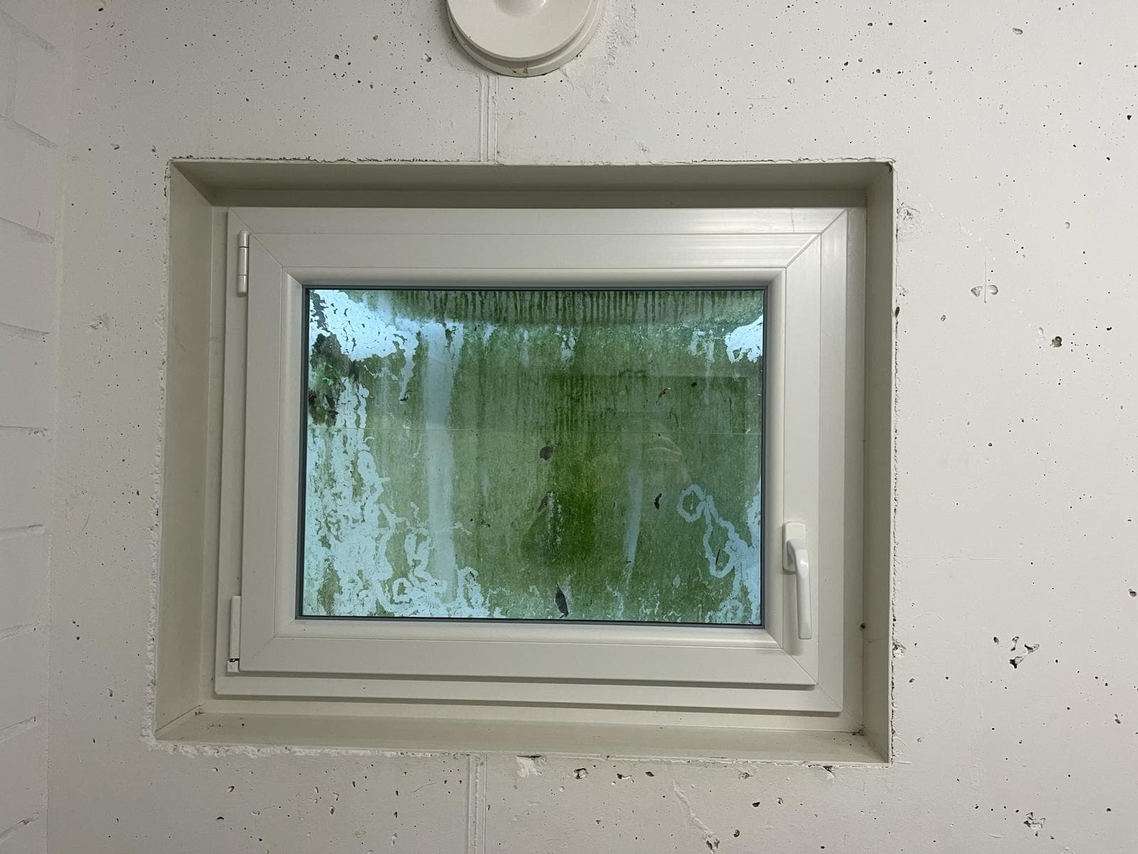 Wasserdichtes Kellerfenster — eingebaut