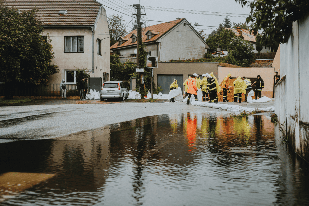 Hochwasserabsicherung bei Überschwemmungen in Wohngebieten.