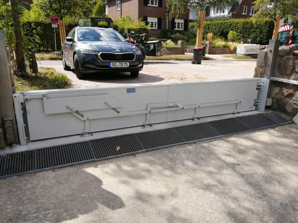 Beispiel eines AquaLOCK Portals für eine Hofeinfahrt.
