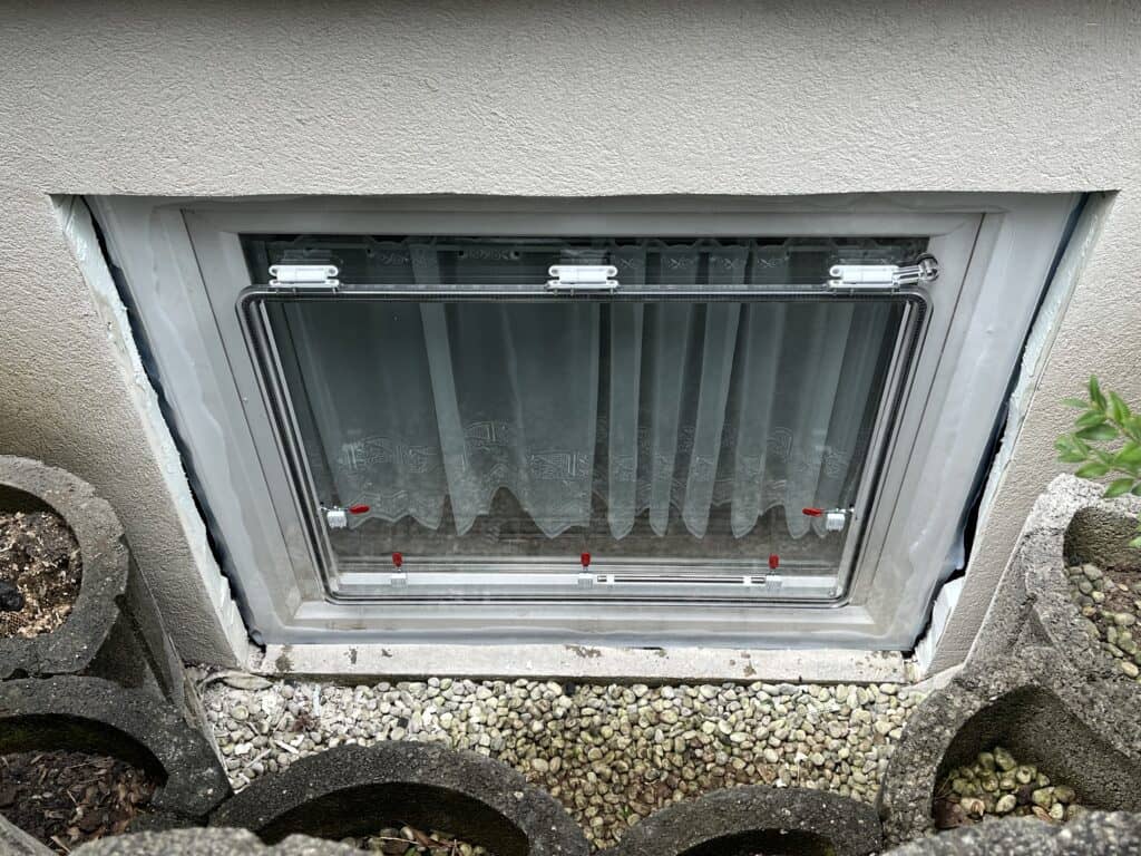 Acrylschott von Außen betrachtet.