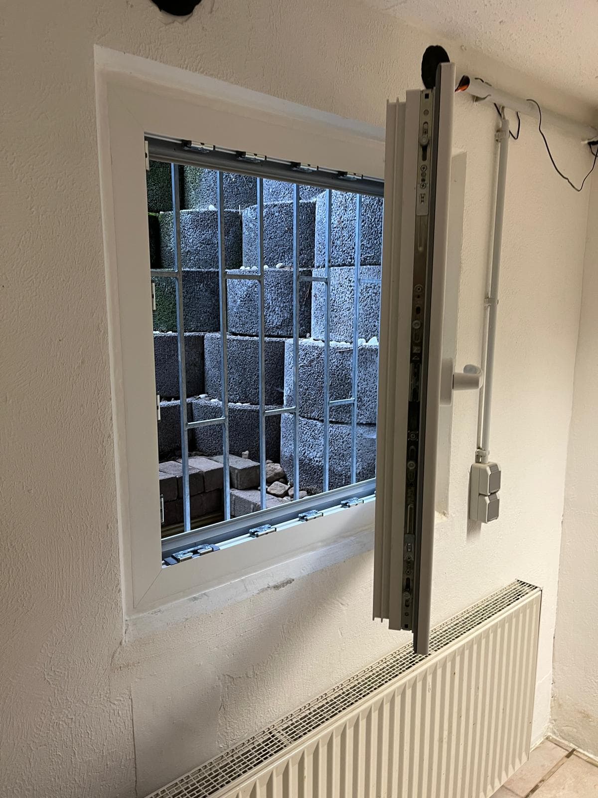 Beispiel eines offenstehenden Alpina Hochwasserschutzfensters.