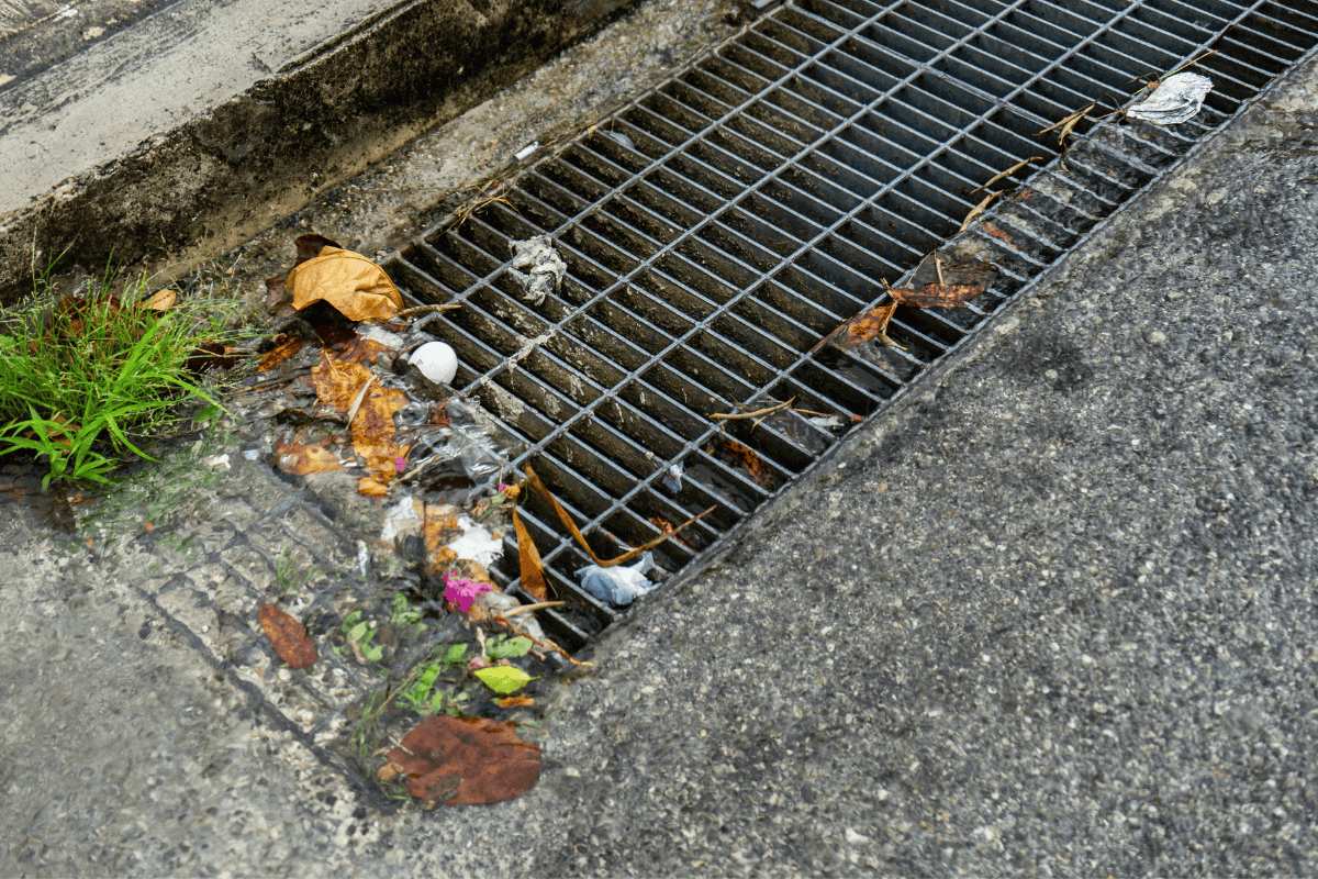 Gegenüberstellung von Prefa Dammbalken-System links und AquaLOCK Hochwasserschutztür rechts.